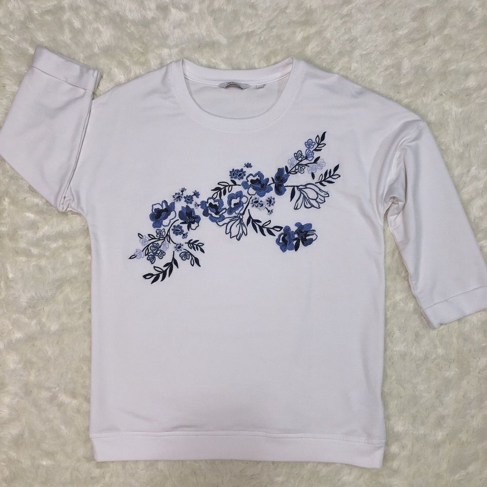 🚨 Reitmans Embroidered Floral Blouse
